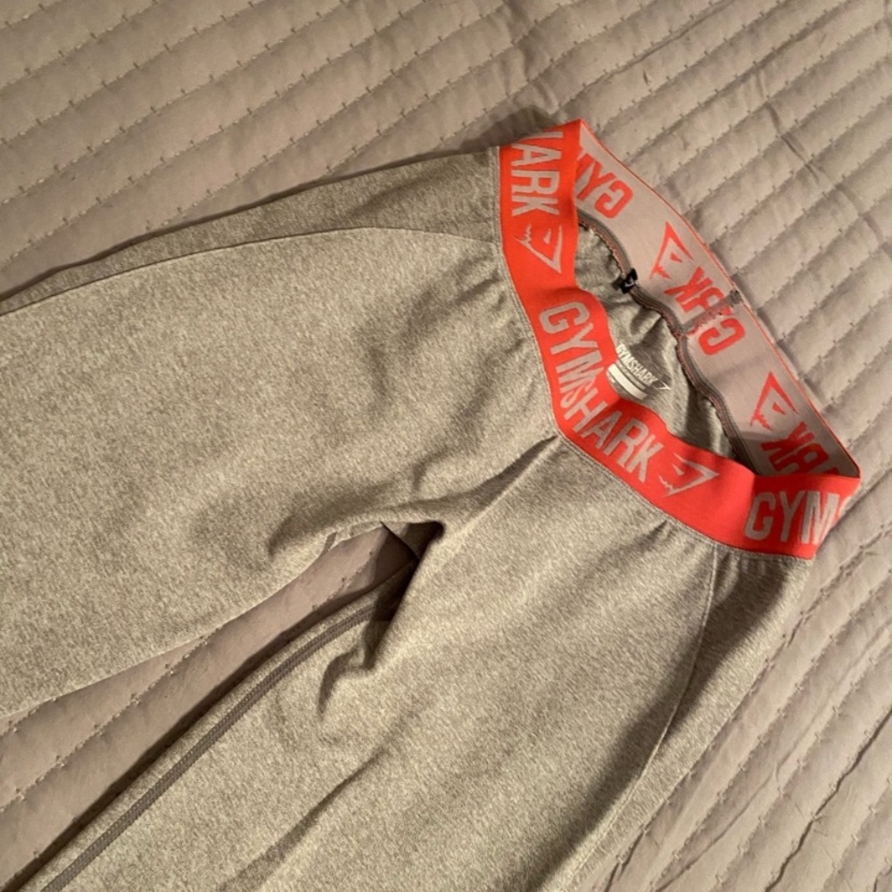 Gym shark leggings